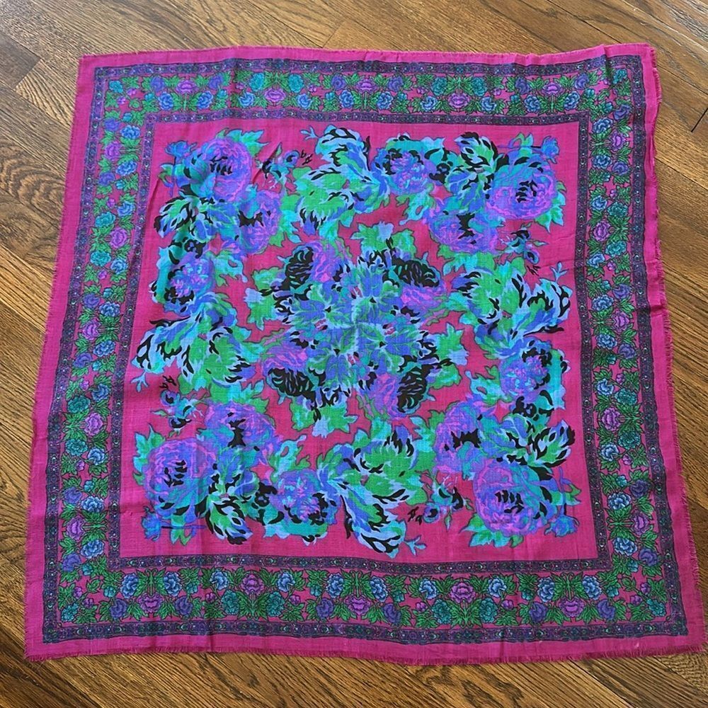 Beautiful Vintage large floral multi colored‎ scarf